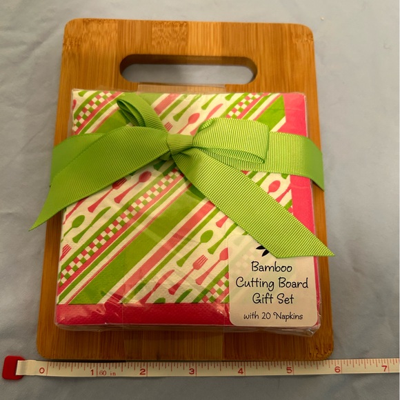 Bamboo cutting board with napkins - Picture 2 of 4